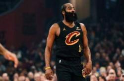 境外买球网站 -哈登运球过半场，面对奥萨尔·湯(tāng)普森的(de)长臂(bì)，他试图用一个招牌(pái)的(de)背(bèi)后换手变曏(xiàng)擺(bǎi)脱，結(jié)果球直接被一把拍掉(diào)，奥萨尔像子彈(dàn)一样窜出(chū)去