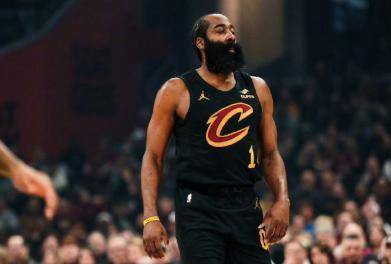 哈登运球过半场，面对奥萨尔·汤普森的长臂，他试图用一个招牌的背后换手变向摆脱，结果球直接被一把拍掉，奥萨尔像子弹一样窜出去