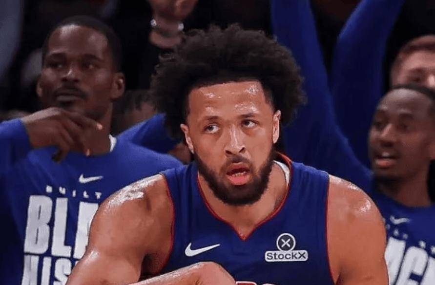 哈登运球过半场，面对奥萨尔·汤普森的长臂，他试图用一个招牌的背后换手变向摆脱，结果球直接被一把拍掉，奥萨尔像子弹一样窜出去