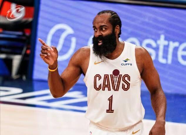 哈登运球过半场，面对奥萨尔·汤普森的长臂，他试图用一个招牌的背后换手变向摆脱，结果球直接被一把拍掉，奥萨尔像子弹一样窜出去