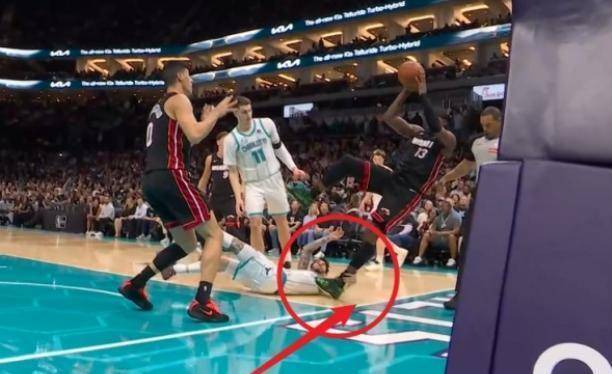 热火完了？核心阿德巴约遭鲍尔争议动作伤退，裁判未回放录像引质疑