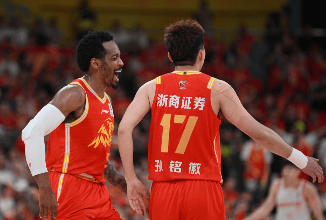 2-0!浙江广厦夺赛点,李慕豪伤退,小孩哥伤停,贺希宁独木难支,深圳恐将被淘汰!